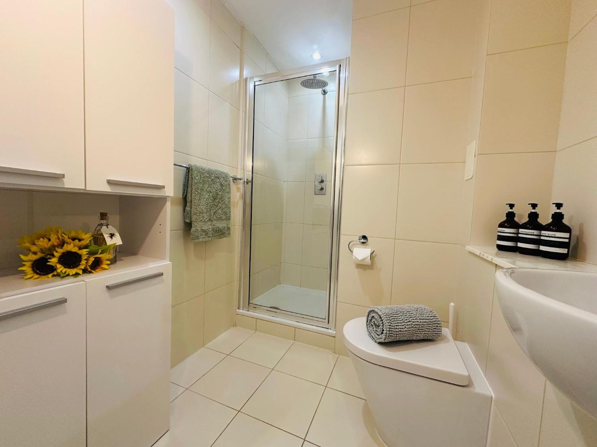 Stylish, Modern Apartment In Central Лондон Экстерьер фото