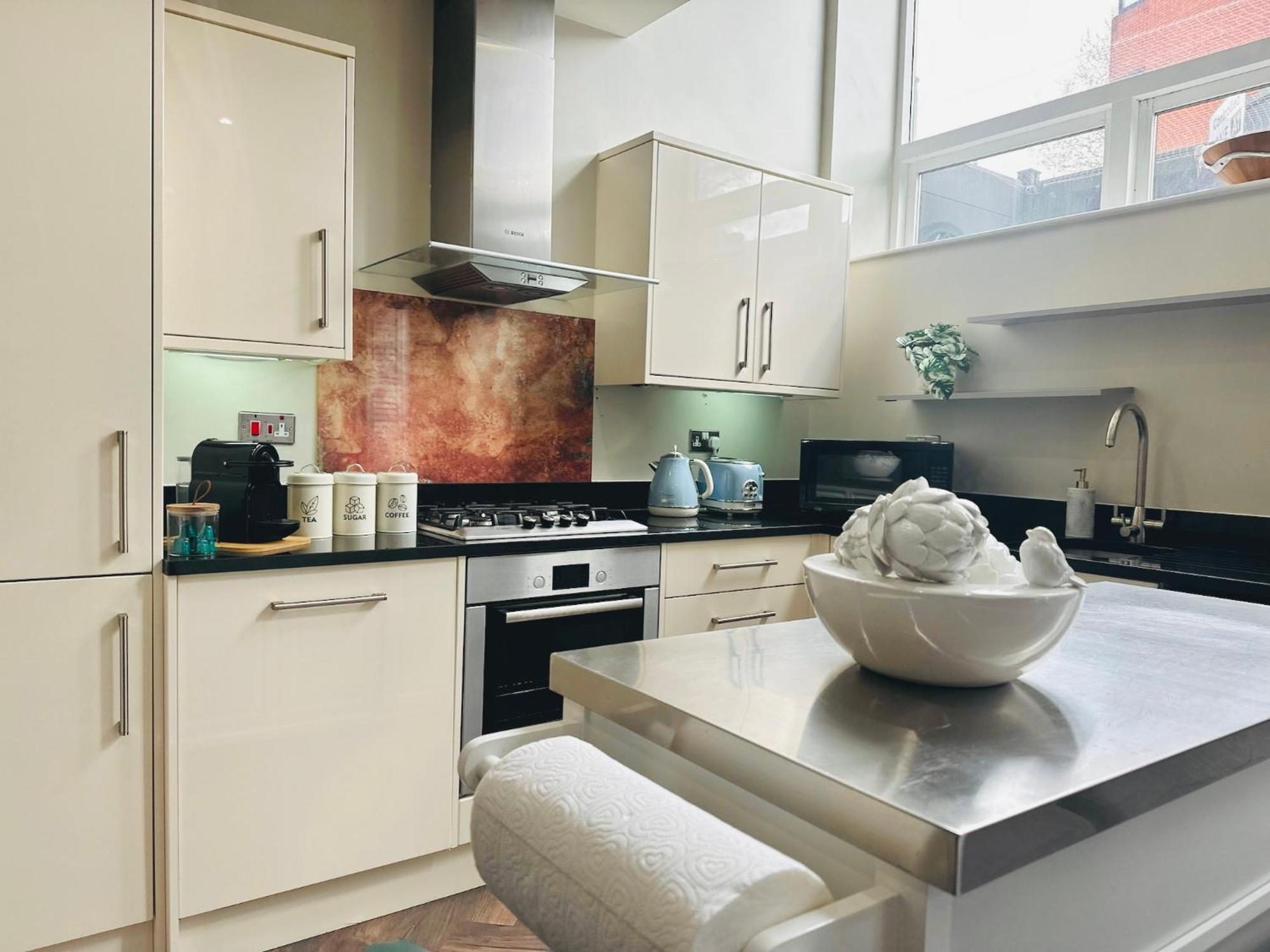 Stylish, Modern Apartment In Central Лондон Экстерьер фото